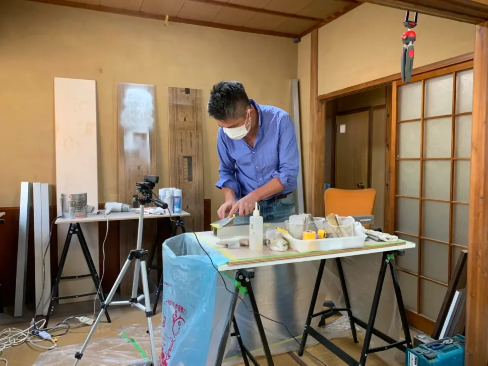 プロのスタッフによる繊細なクリーニング作業の様子